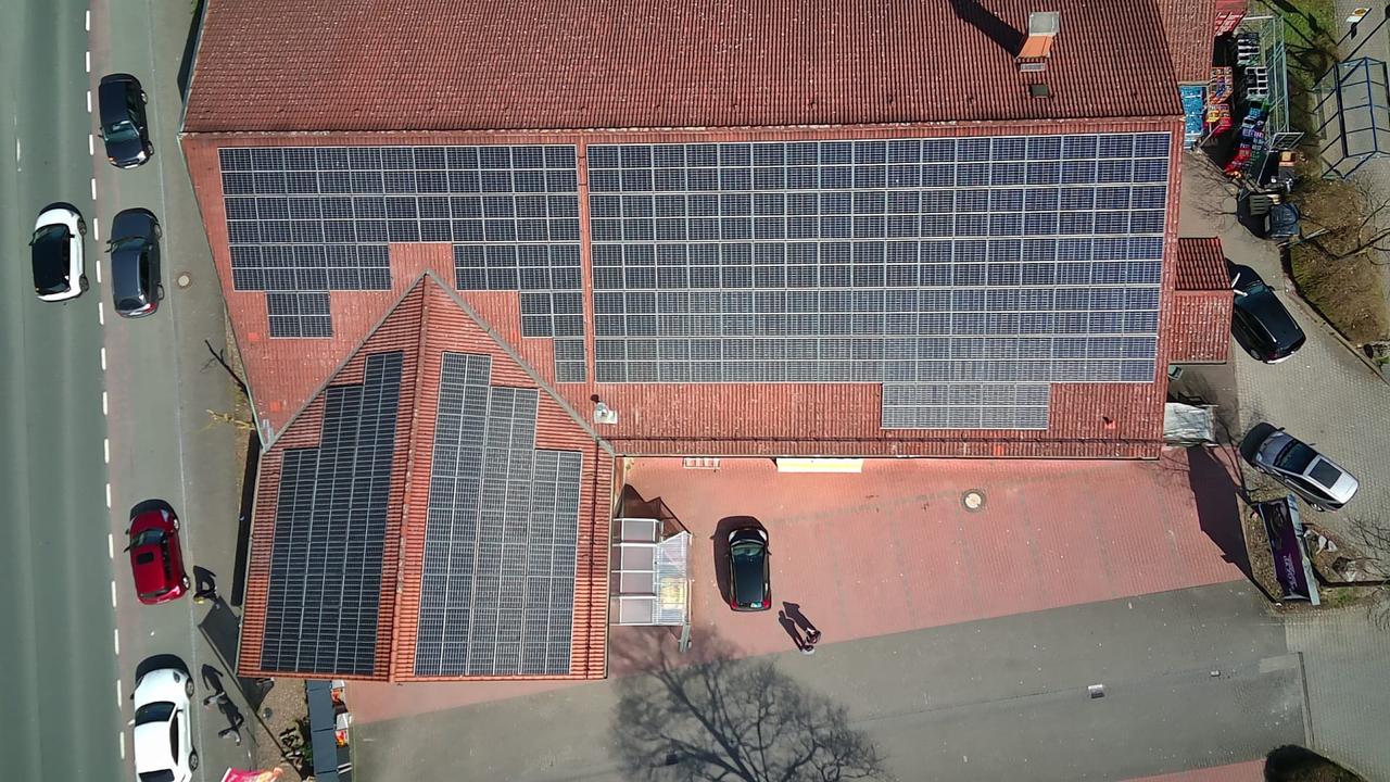 Luftaufnahme der Photovoltaikanlage auf dem Dach des Markant Markts in Marsberg